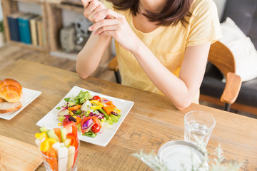 サラダを食べる女性　手元