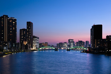 Fototapeta na wymiar 日没の東京、勝ちどき橋
