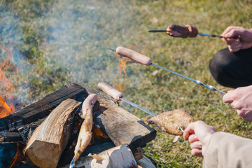 Obraz premium Fried sausages at the stake