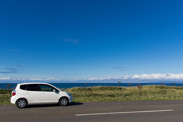 Fototapeta premium オロロンラインを走る乗用車