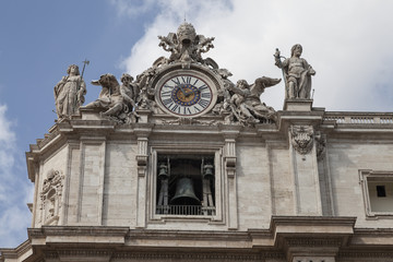 Fototapeta na wymiar Часы на соборе святого Петра