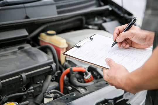 自動車のエンジンルームを整備・車検・チェック・検査する整備士のイメージ（アジア人・日本人・中国人）