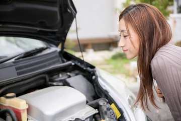 愛車を眺める女性
