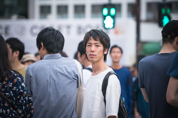 人混みの中にいる男性