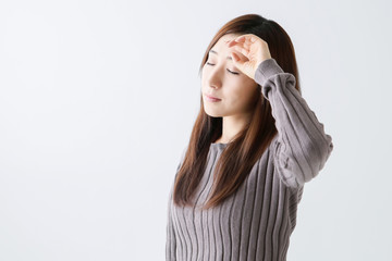 まぶしい仕草をする女性
