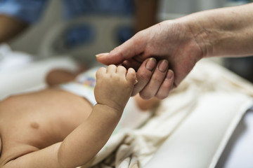 A newborn baby © Rawpixel.com