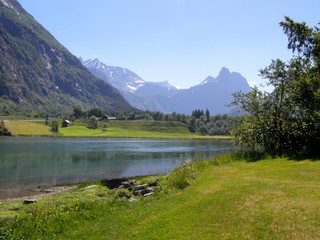 Fototapeta na wymiar Rzeka i góry w Norwegii