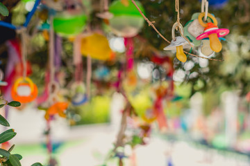 Árbol con chupetes colgando