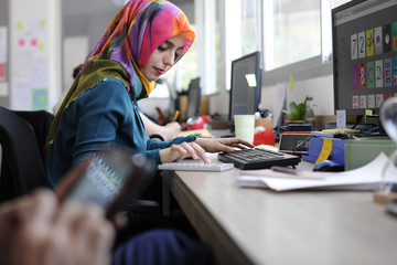 Islamic woman working - obrazy, fototapety, plakaty