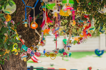 Árbol con chupetes colgando