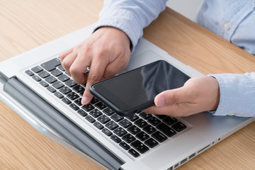 フィンテック、オンライン決済、ノートパソコン、スマートフォン、男性、モバイル決済