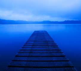 Obraz premium Spokojne spokojne jezioro z pomostem, Nowa Zelandia.