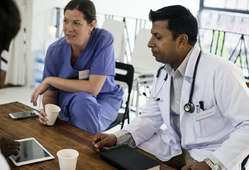 Obraz premium Group of diverse doctors are having a discussion