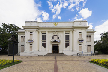 Obraz premium Lanna Folklife Museum to ciekawe muzeum pełne wystaw o życiu, historii i kulturze mieszkańców Lanna w północnej Tajlandii