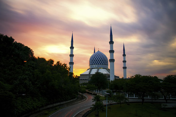 Fototapeta premium The beautiful Sultan Salahuddin Abdul Aziz Shah Mosque over stunning sunrise background