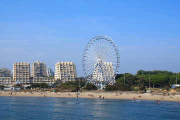 La grande Motte, Station balnéaire et port de plaisance à proximité de Montpellier