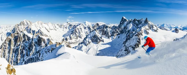 Crédence de cuisine en verre imprimé Mont Blanc Skiing Vallee Blanche Chamonix with amazing panorama of Grandes Jorasses and Dent du Geant from Aiguille du Midi, Mont Blanc mountain, Haute-Savoie, France
