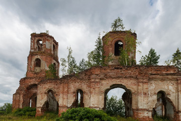 Fototapeta premium Ruined Church of the Kazan icon of the Mother of God. The Village Of Russian Noviki. Valday district, Novgorod region, Russia