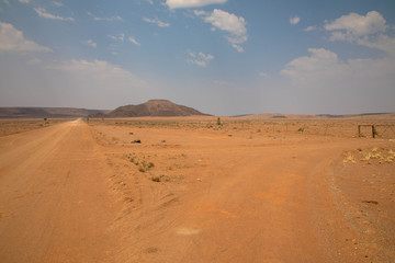 Fototapeta na wymiar Kilometerlange Sandpiste, Namibia