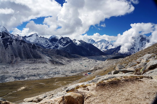 Пейзаж Гималаев, на высоте 5000м,  с ледником в долине и деревней возле него.
