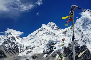 Fotobehang Пейзаж с видом на Эверест с цветными флажками на переднем плане. © papava