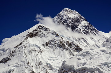 Вершина горы Эверест (Джомолунгма) на фоне синего неба.