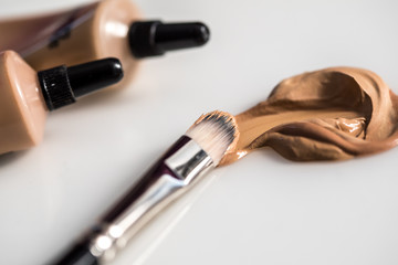 Make Up Abdeckcreme mit Pinsel und Tuben