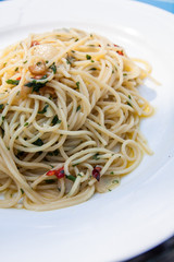 Spaghetti Aglio e olio e peperoncino im Biergarten