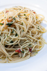 Spaghetti Aglio e olio e peperoncino im Biergarten