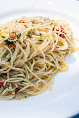 Spaghetti Aglio e olio e peperoncino im Biergarten