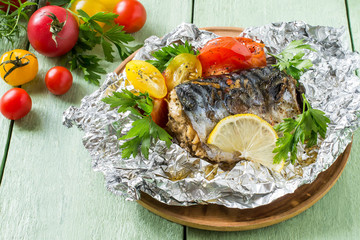Mackerel baked with tomatoes in foil