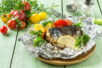 Mackerel baked with tomatoes in foil