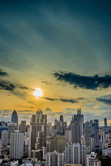 Fototapeta premium 日没サンセット、夕暮れの都会、ビル群、都市、シティー、太陽がオレンジ