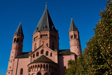Dom St. Martins Kathedrale Mainz vor wolkenlosem blauen Himmel