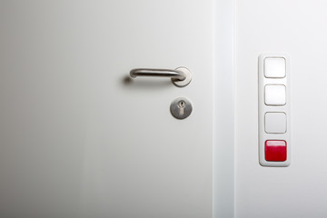 Fototapeta premium Eingangstür zum Büro von Innen mit Lichtschaltern und einem Alarmknopf