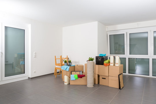 Umzugskartons und B&uuml;roausstattung beim Einzug eines Startups in ein helles, gro&szlig;es B&uuml;ro