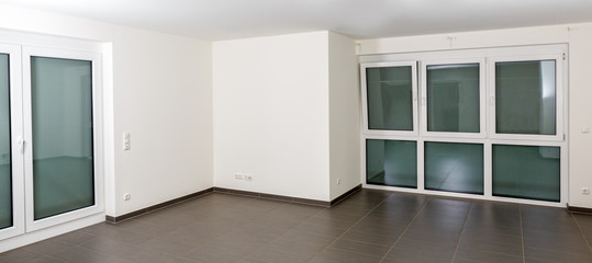 Leerer weißer Raum mit großen breiten Fenstern im Panorama Format