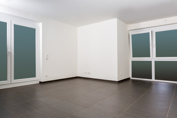 Leerer weißer Raum mit großen breiten Fenstern und einer großen Tiefe