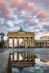 Obraz premium Brama Brandenburska w Berlinie po deszczu o zachodzie słońca