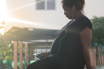 Obraz premium woman pregnant and smartphone