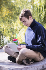 Obraz premium Teenager outdoors in town working laptop 