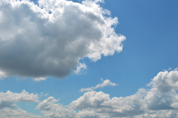 Obraz premium Beautiful blue sky with clouds