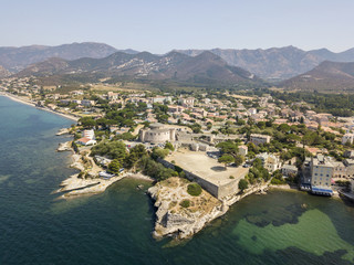 Vista aerea del paese di Saint Florent, Corsica. Francia. Porto barche e case