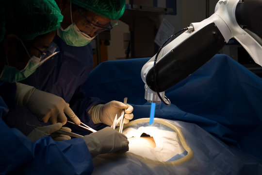 advanced robotic surgery machine at Hospital,doctor use advantages of robotic surgery are precision, miniaturisation, smaller incisions, decreased blood loss, less pain, and quicker healing time