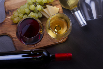 Obraz premium Red and wite wine in glasses with grape fruit, top view