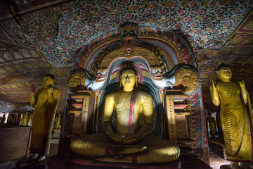 Obraz premium Buddha staue in cave temple in Dambulla