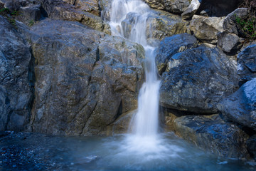 Wasserfall im steinigen Bergbach