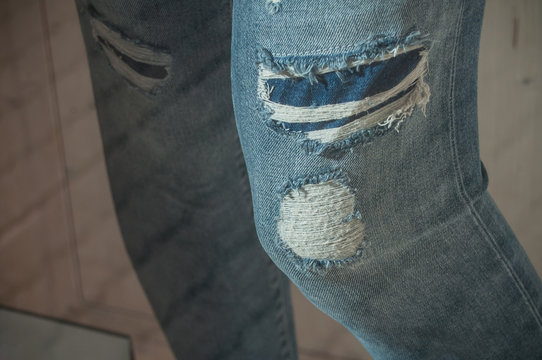 détail blue jeans déchiré en vitrine