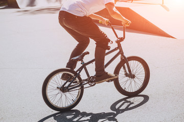 Naklejka premium Bmx rider performing tricks at skatepark.