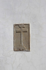 Ein Steinkreuz an einer Kirche